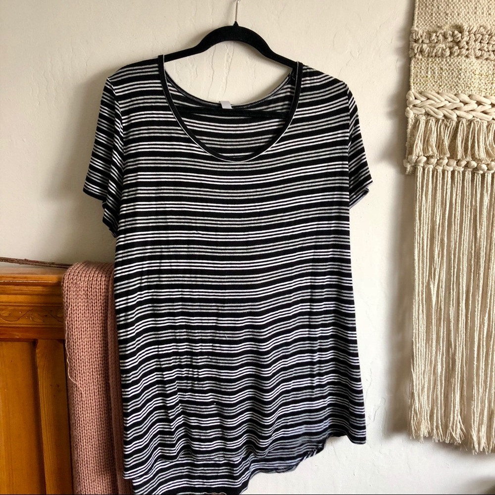 LuLaRoe Stripe T-shirt🌷